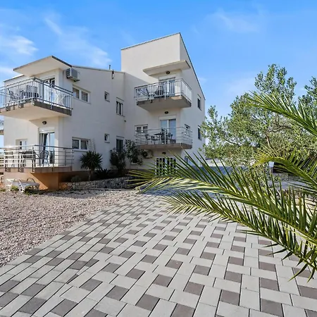 1 Bedroom In Appartement Jezera